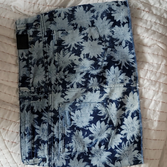 Women's Guess denim skirt - Picture 2 of 6